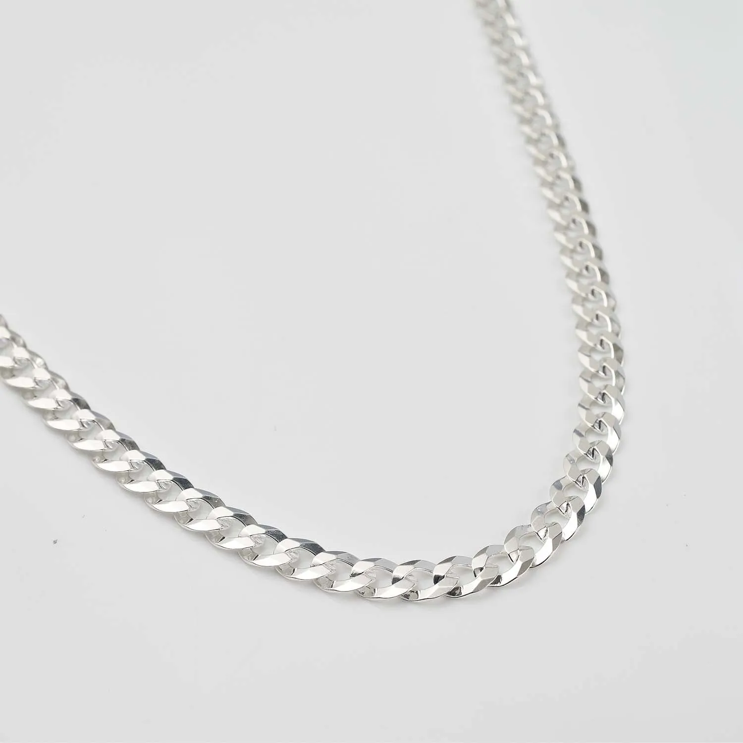 Sleek Horizon Curb Chain