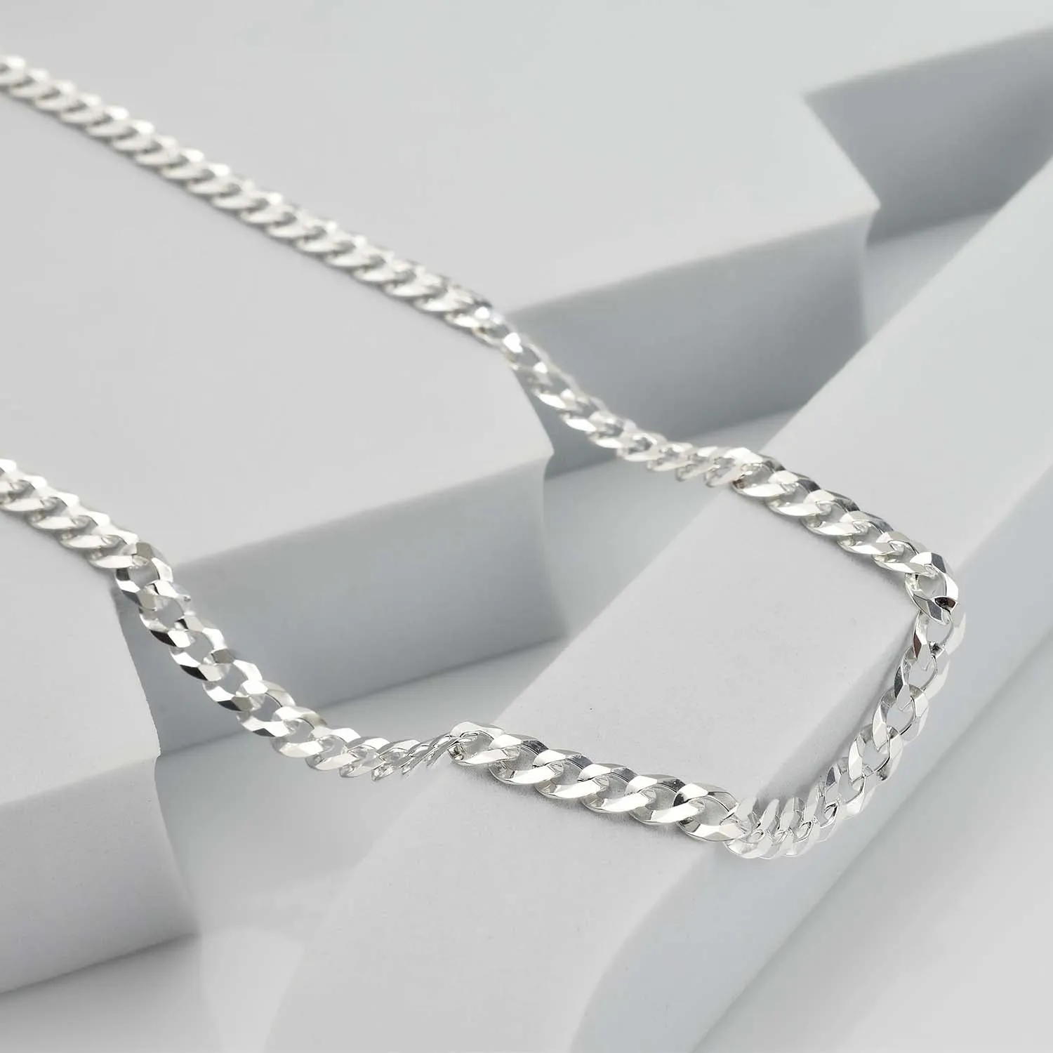 Sleek Horizon Curb Chain