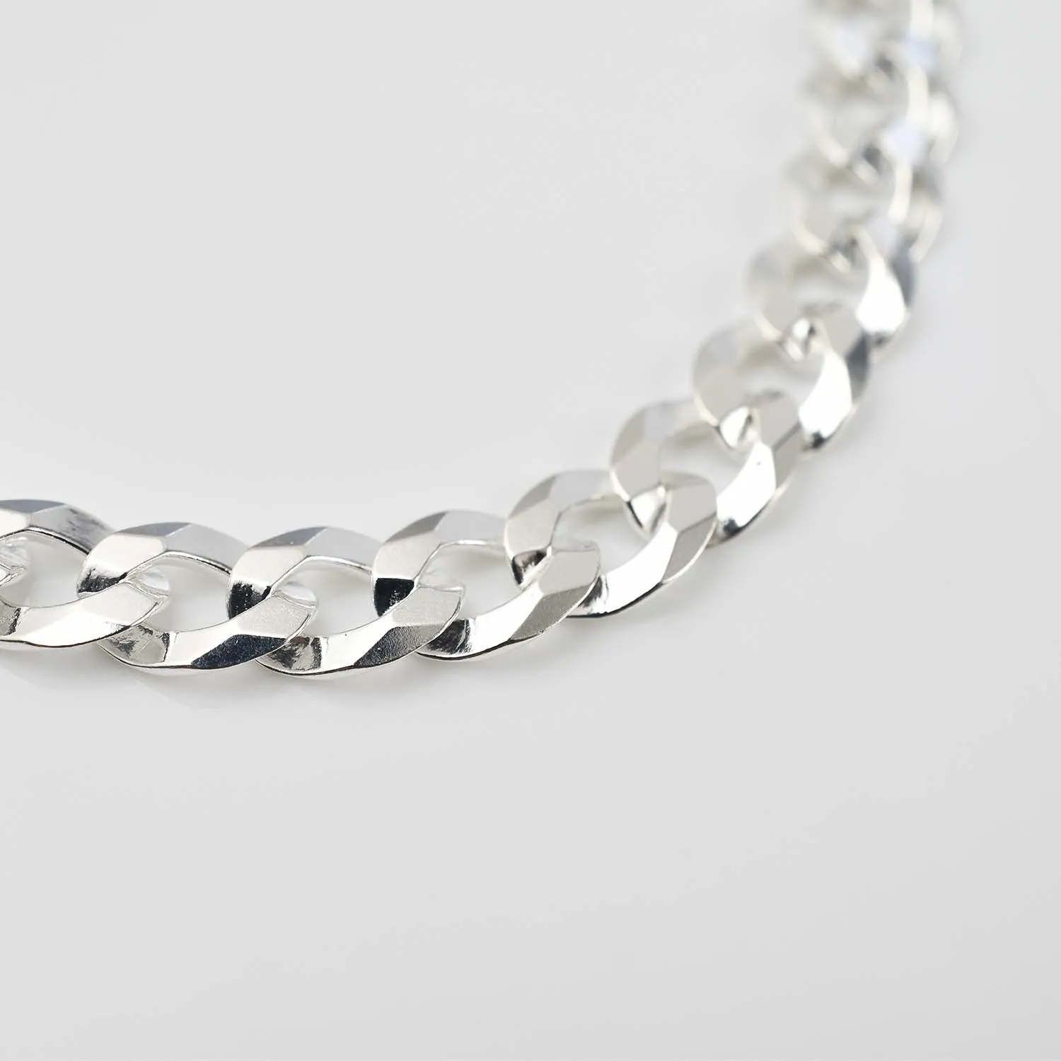 Sleek Horizon Curb Chain