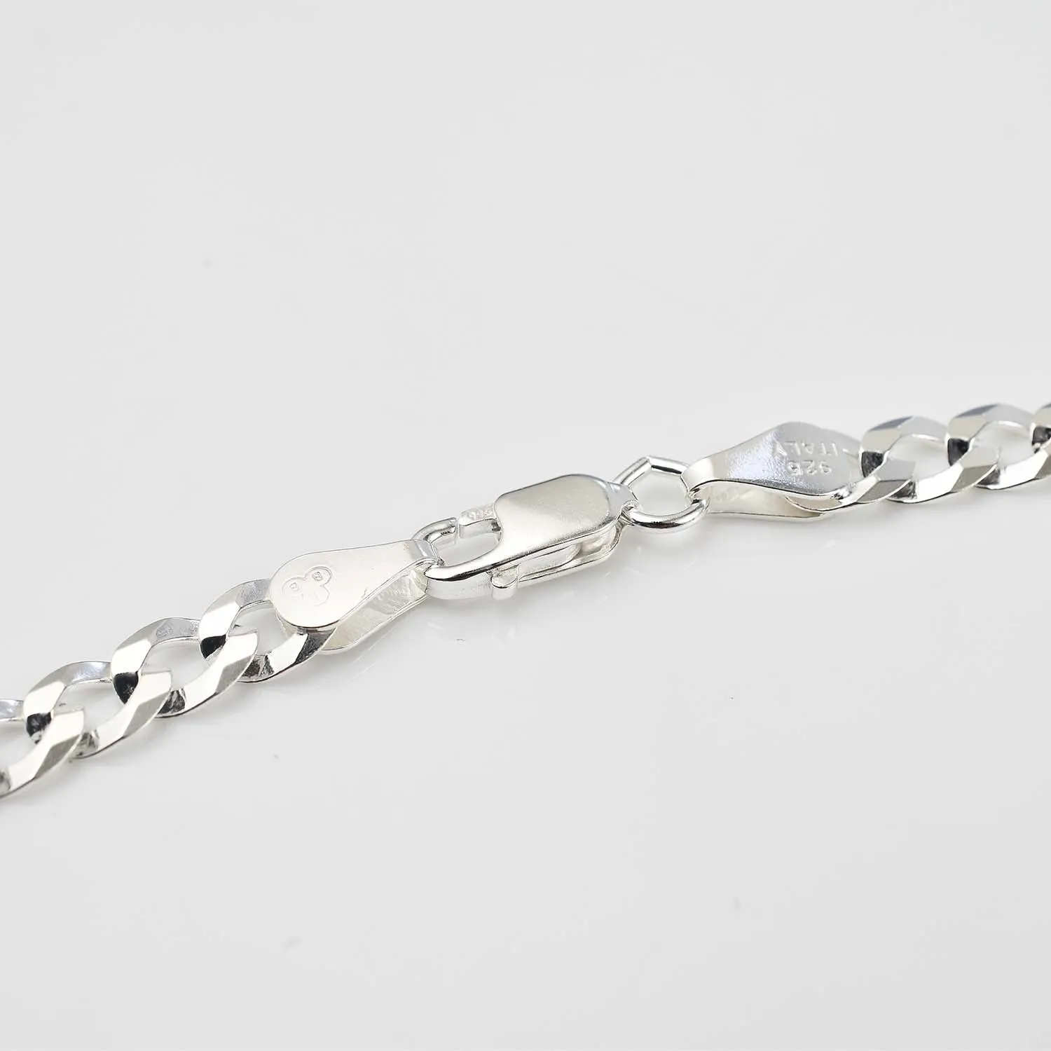 Sleek Horizon Curb Chain